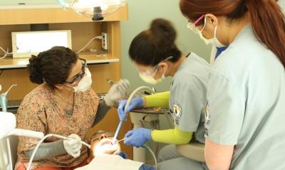 Dr. Yoli DiGuilio teaches COCC Dental Assistant students with hands on experience during the volunteers in Medicine clinics.  Photo by Cullen Taylor | The Broadside.