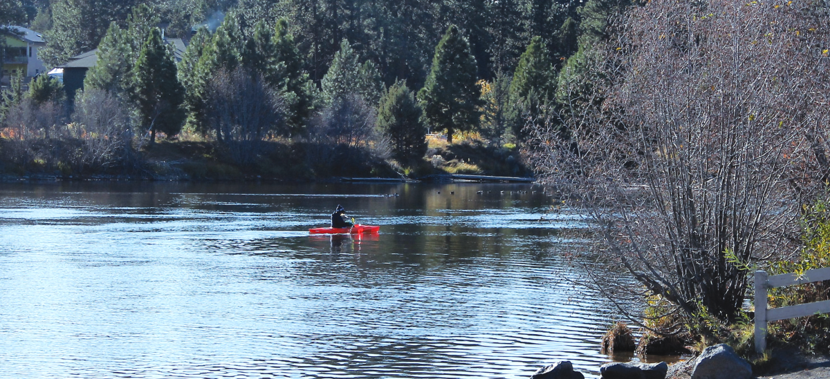 One+of+the+instructors+of+the+OSU-Cascades+programs+paddles+around+the+Deschutes+River+before+beginning+the+class+on+Wednesday+Nov.+4.