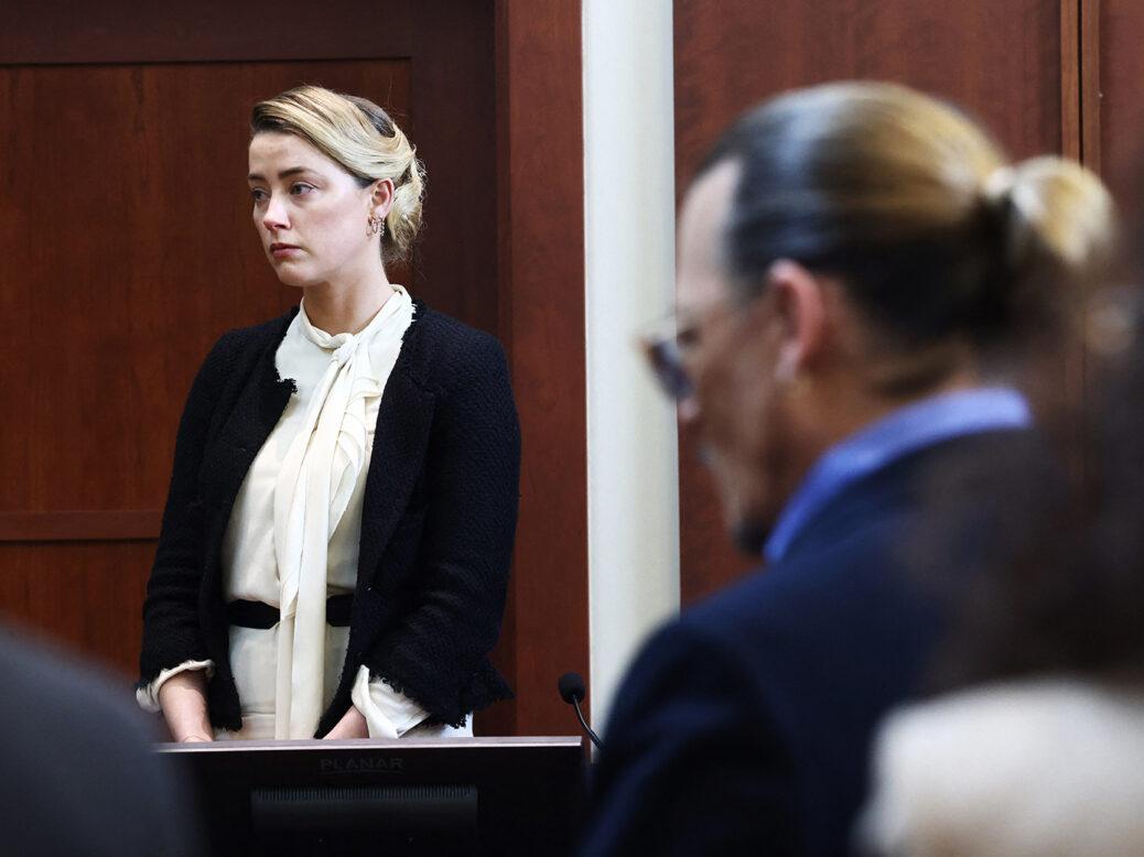 TOPSHOT - US actress Amber Heard (L) testifies as US actor Johnny Depp looks on during a defamation trial at the Fairfax County Circuit Courthouse in Fairfax, Virginia, on May 5, 2022. - Actor Johnny Depp is suing ex-wife Amber Heard for libel after she wrote an op-ed piece in The Washington Post in 2018 referring to herself as a public figure representing domestic abuse. (Photo by Jim LO SCALZO / POOL / AFP) (Photo by JIM LO SCALZO/POOL/AFP via Getty Images)
Source: https://www.newstatesman.com/wp-content/uploads/sites/2/2022/05/GettyImages-1240469650-1038x778.jpg